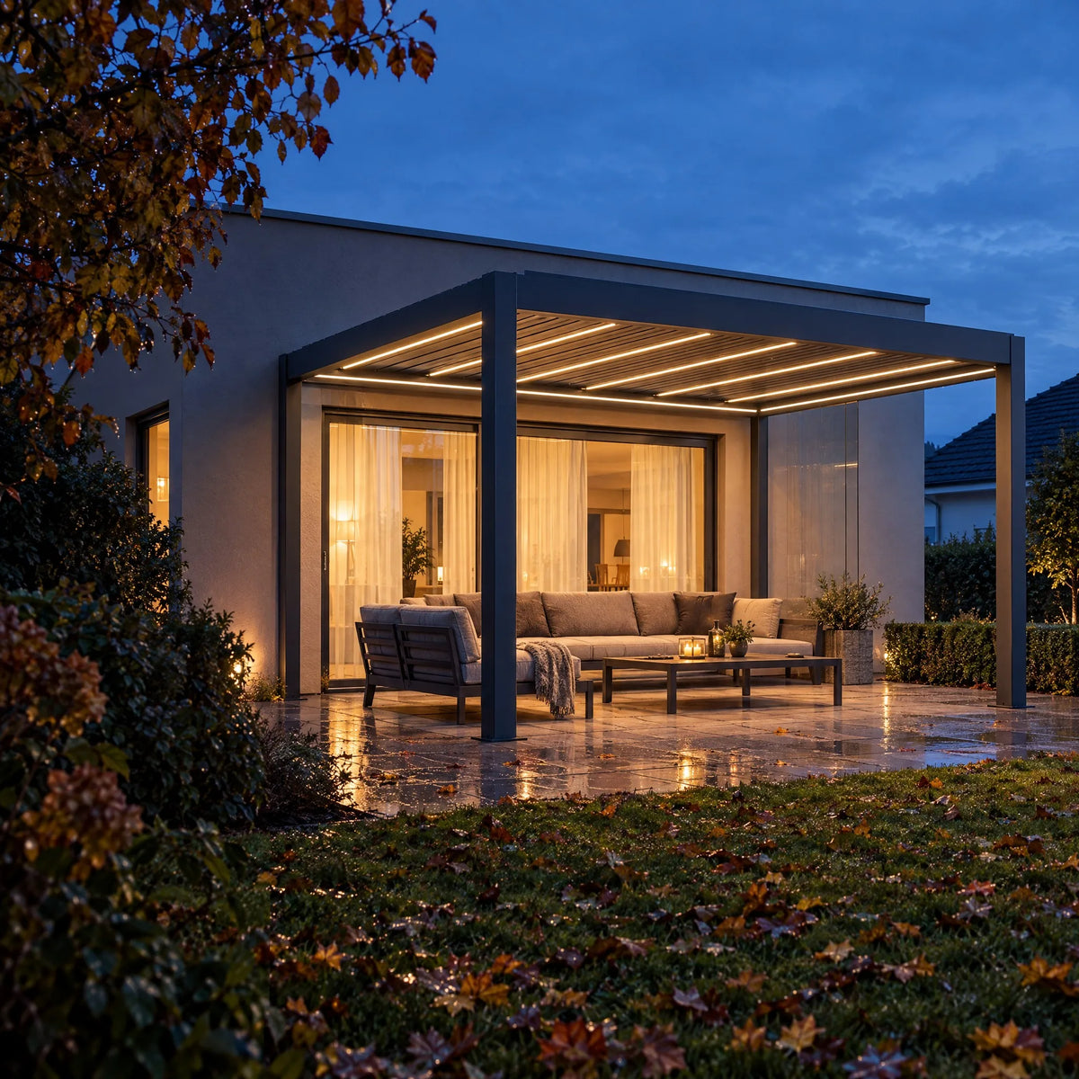 SkyMax Ultra Pergola mit Licht im Dach am Herbstabend