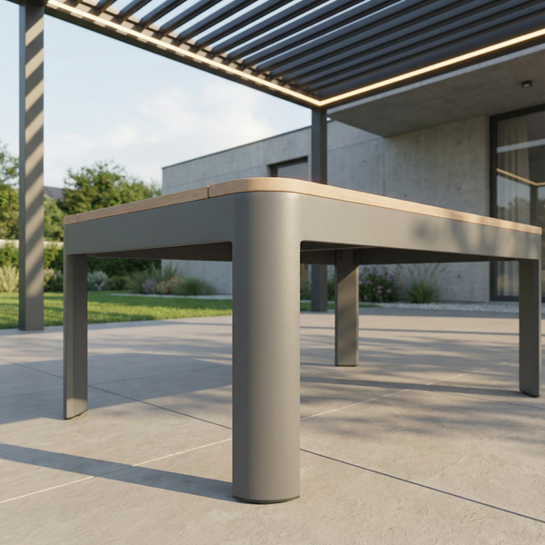 Esstisch der Sky Pergola Aurora Gartenlounge mit Aluminiumgestell und Holzauflage unter der Pergola